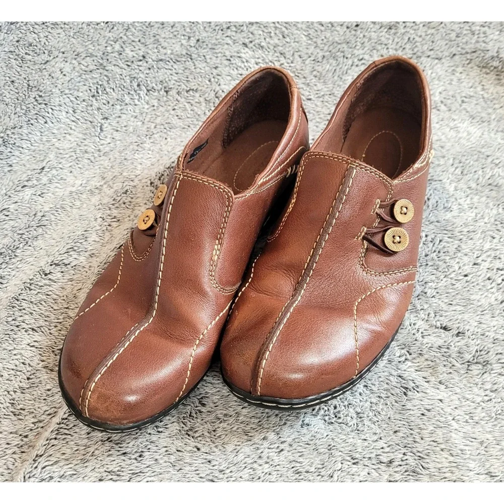 Clarks Womens Loafers 8W Brown Leather Button Accent Low Heel Granola Girl 21462
